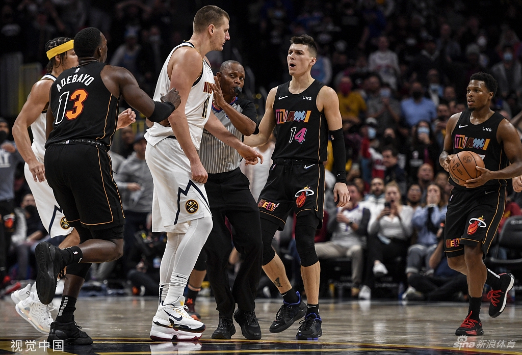 双双被驱逐！莫里斯肘击约基奇被撞翻倒地