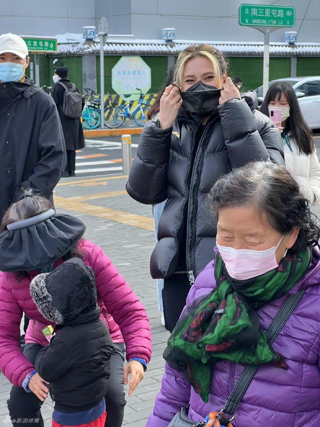 谷爱凌再次现身北京三里屯 头戴熊猫帽可爱大方