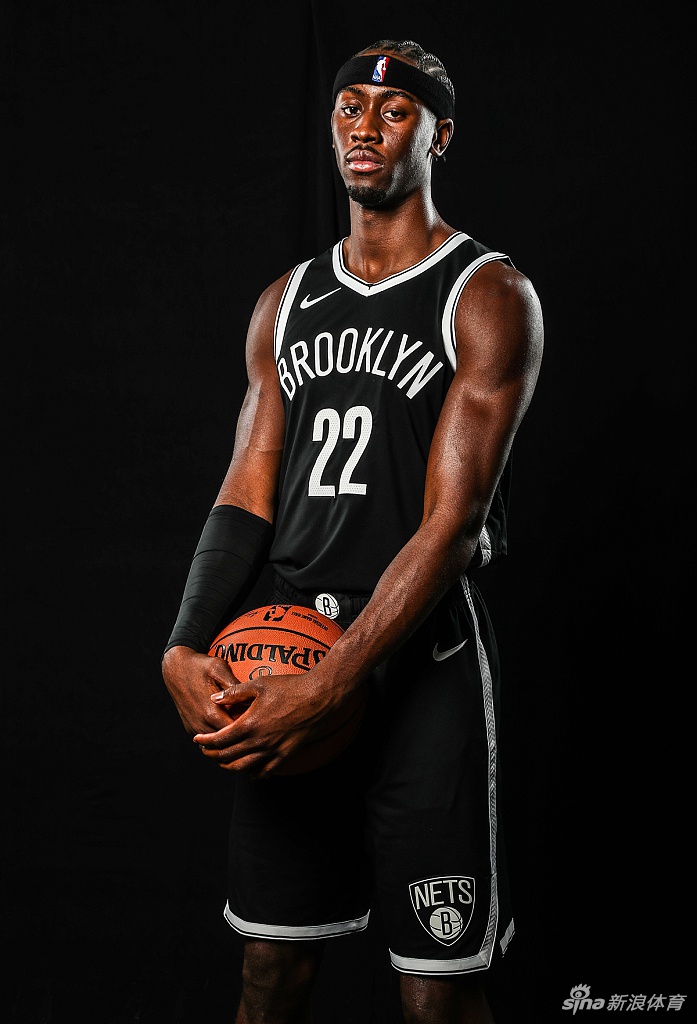 篮网队拍摄新赛季球员写真 杜兰特欧文造型满分