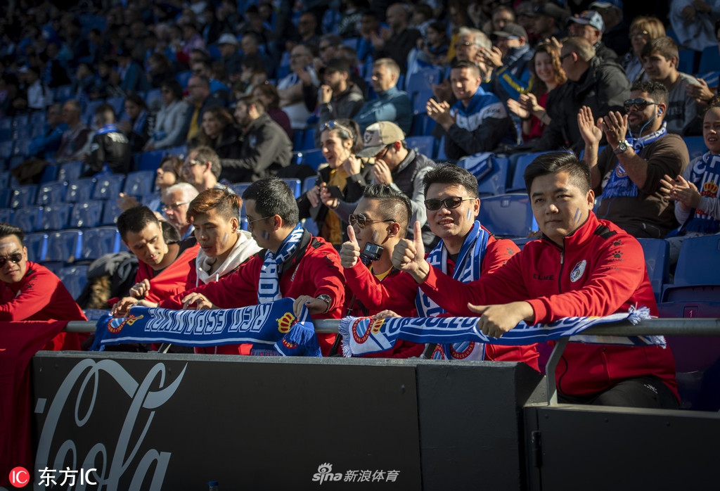 中国球迷现场为武磊助威