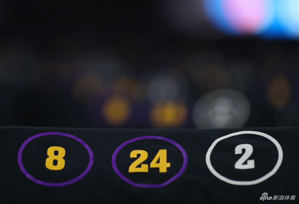 勇士主场致敬科比 紫金KB24环绕全场