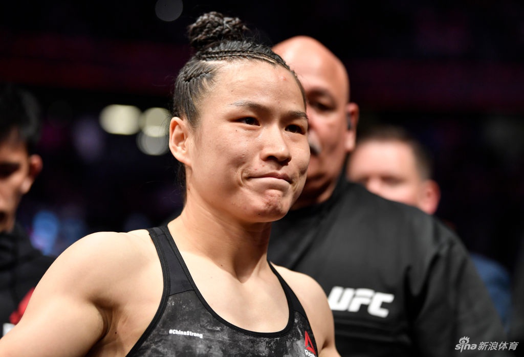 张伟丽滞留美国哭诉很想家：很压抑 担心飞机上被感染