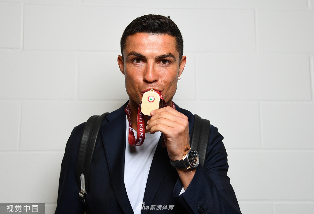 尤文更衣室庆祝拍摄写真 C罗亲吻冠军奖牌