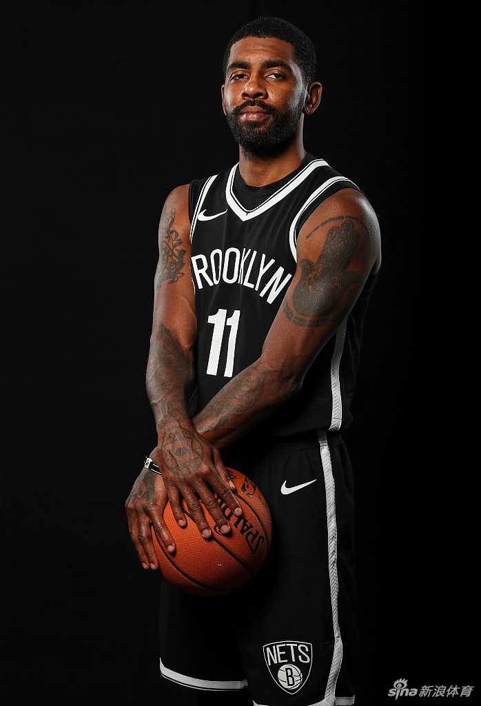 篮网队拍摄新赛季球员写真 杜兰特欧文造型满分