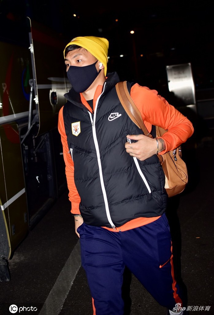 山东泰山抵达上海 备战与国足热身赛