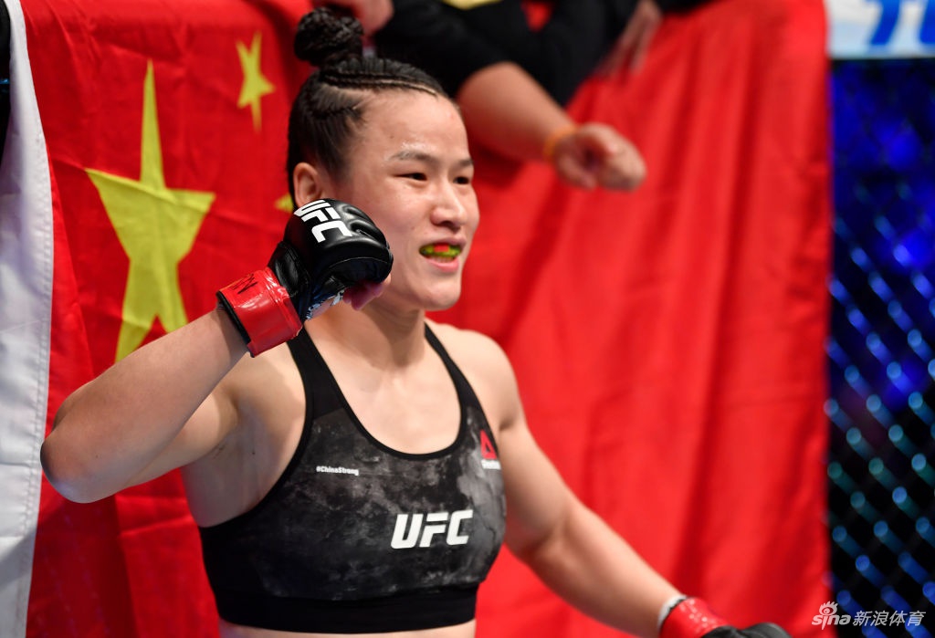 张伟丽滞留美国哭诉很想家：很压抑 担心飞机上被感染