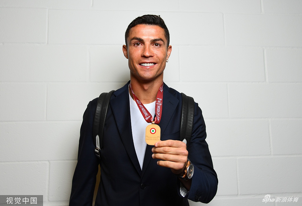 尤文更衣室庆祝拍摄写真 C罗亲吻冠军奖牌