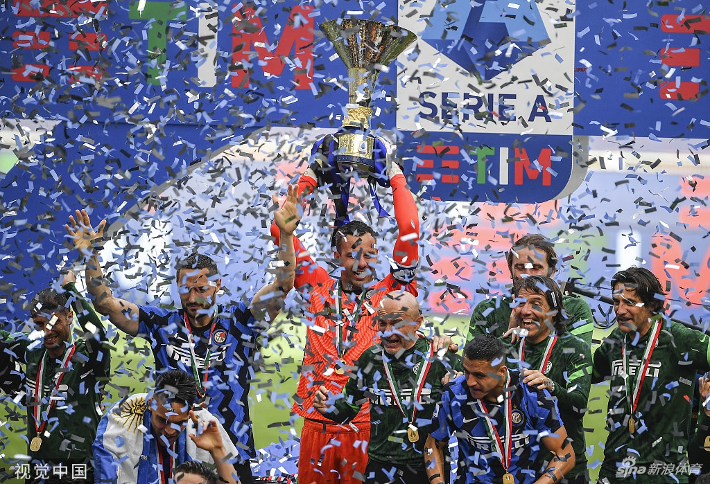 荣耀时刻！国米时隔11年再捧意甲冠军奖杯