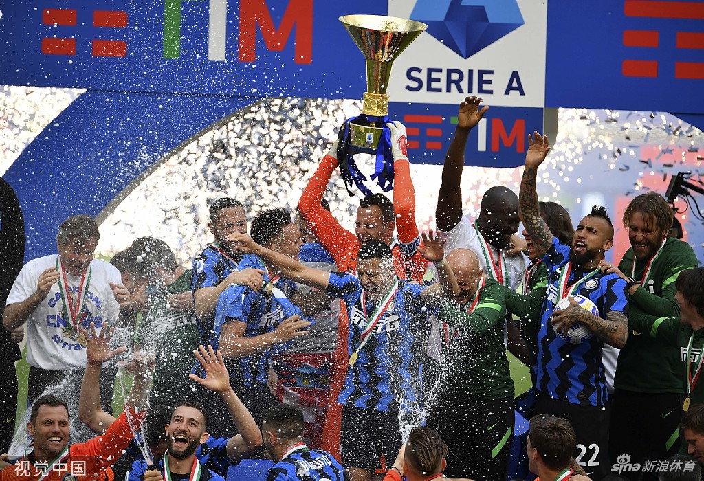 荣耀时刻！国米时隔11年再捧意甲冠军奖杯
