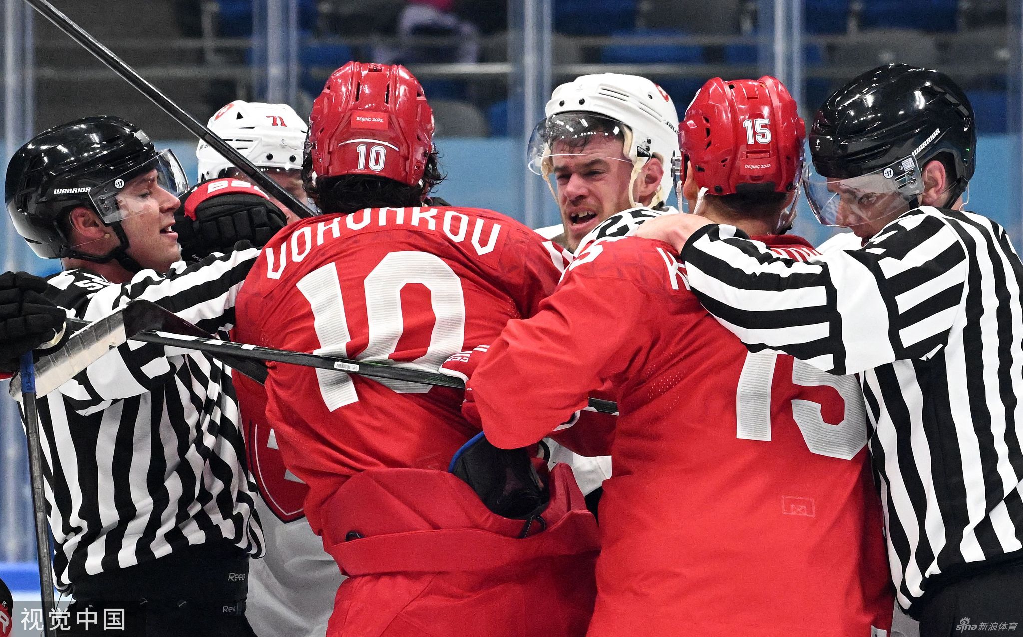 男冰揭幕战俄瑞爆发冲突 多人混战裁判都挨揍