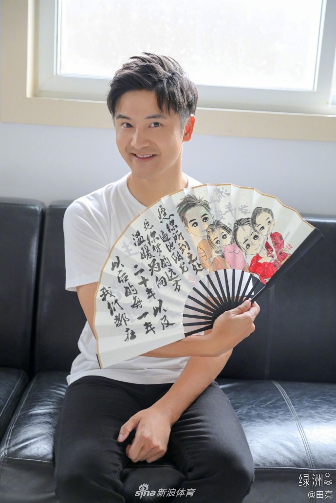 田亮与家人庆祝41岁生日 笑称自己18岁零276个月了