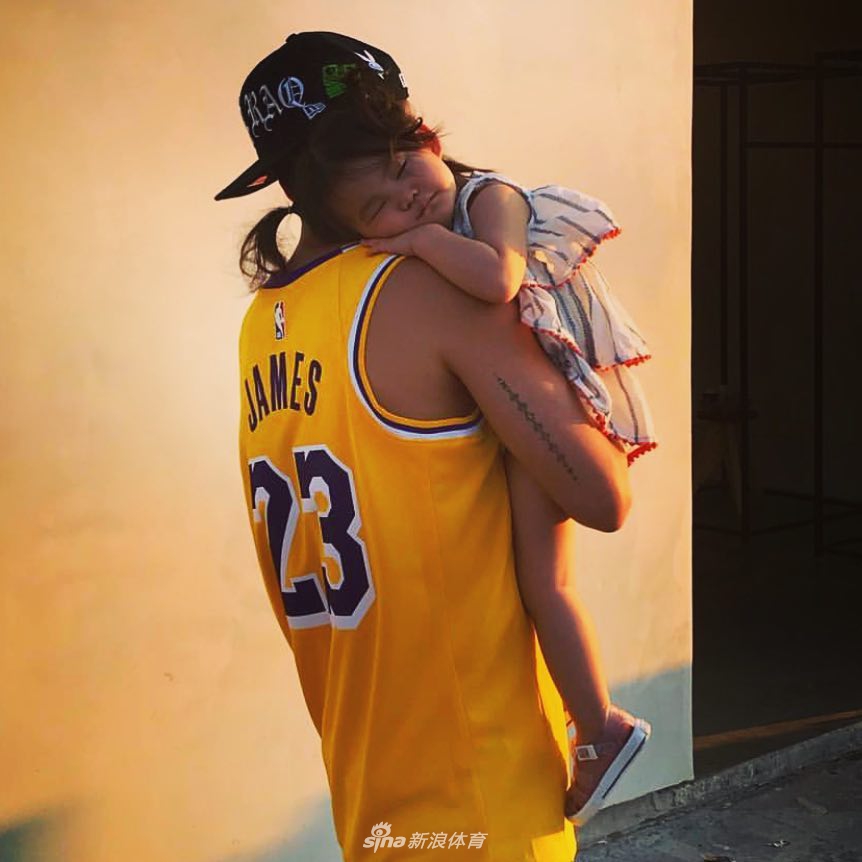 陈冠希带全家看湖人比赛 秒变詹姆斯迷弟