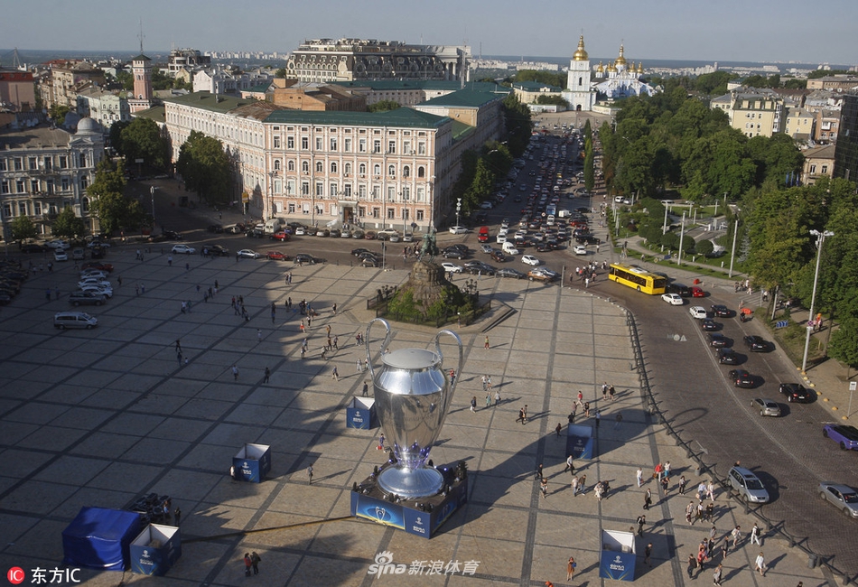 基辅静待欧冠决赛奖杯模型亮相广场