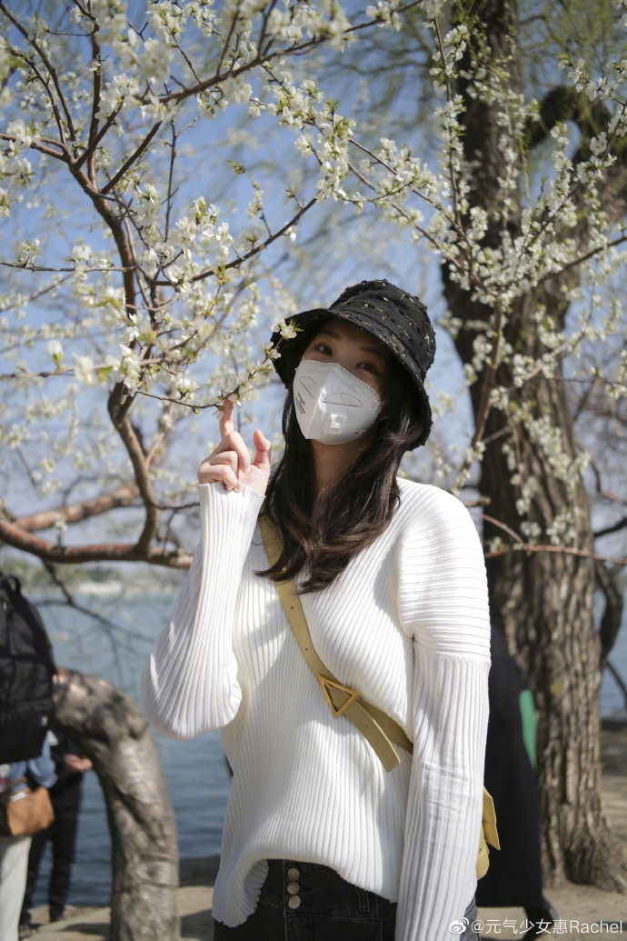 人比花娇！惠若琪戴口罩出门赏花