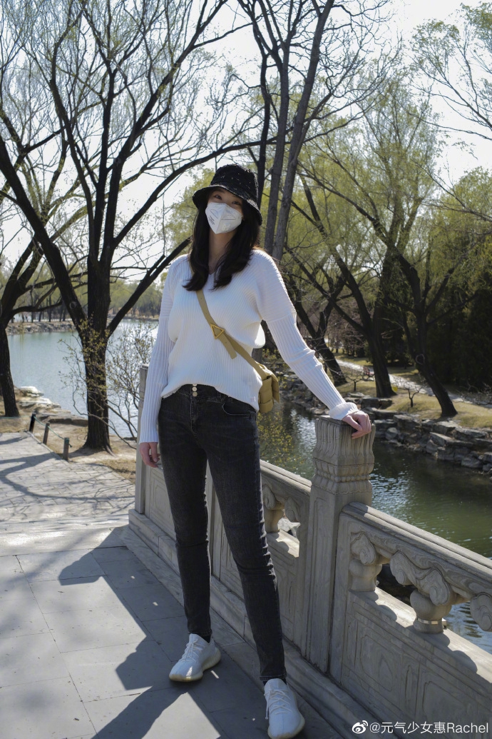 人比花娇！惠若琪戴口罩出门赏花