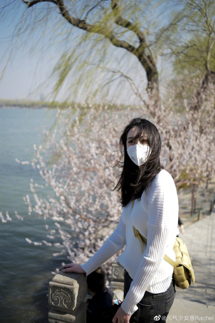 人比花娇！惠若琪戴口罩出门赏花