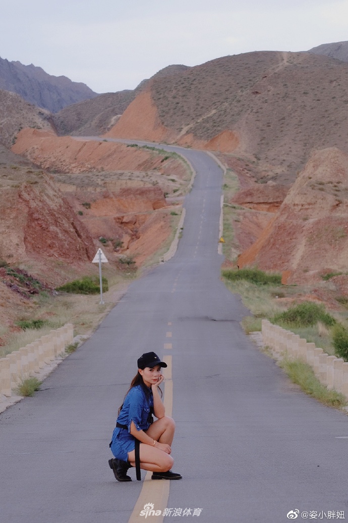 超有范！跳水女神何姿公路大片气场全开