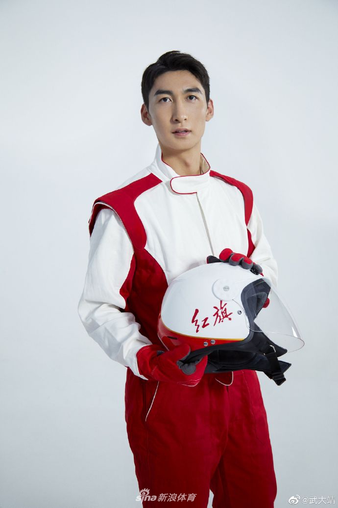 武大靖换上“战袍”化身赛车手