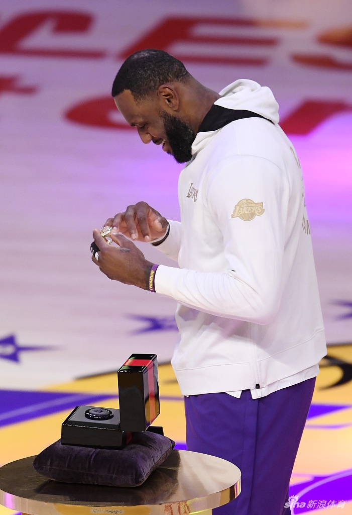 湖人总冠军戒指颁奖仪式 詹姆斯戴大钻戒笑开花
