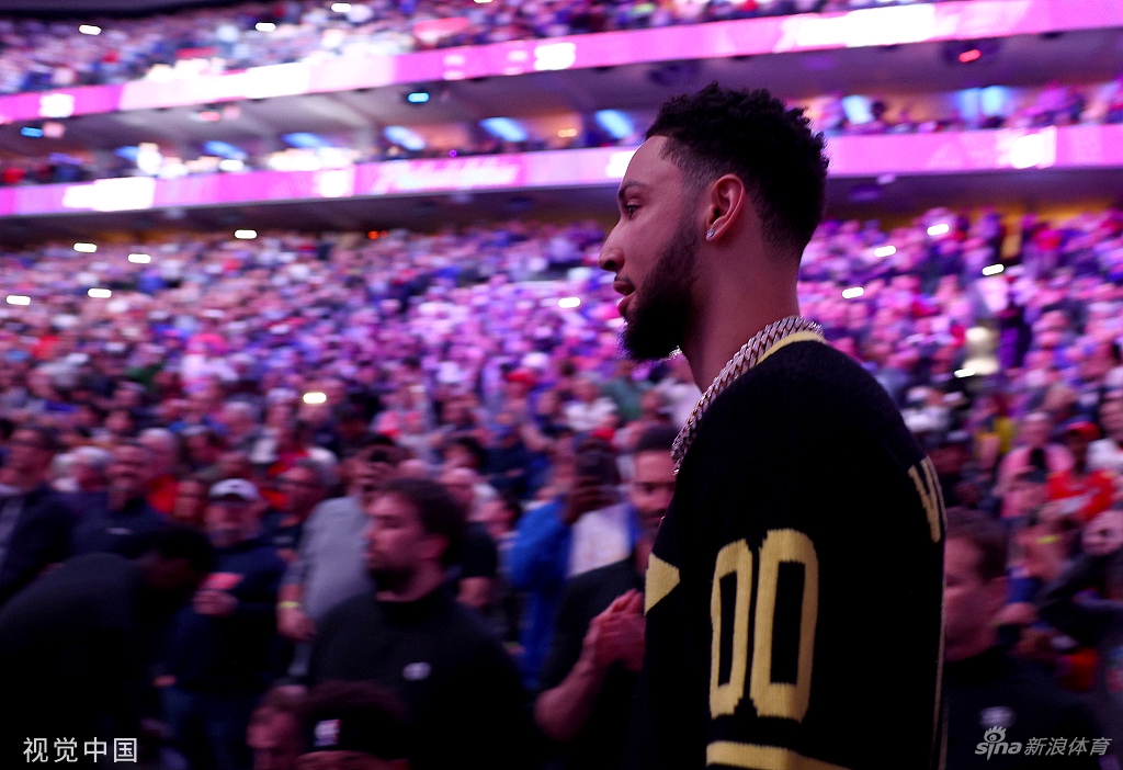 全场球迷狂嘘！西蒙斯回费城享受巨星待遇