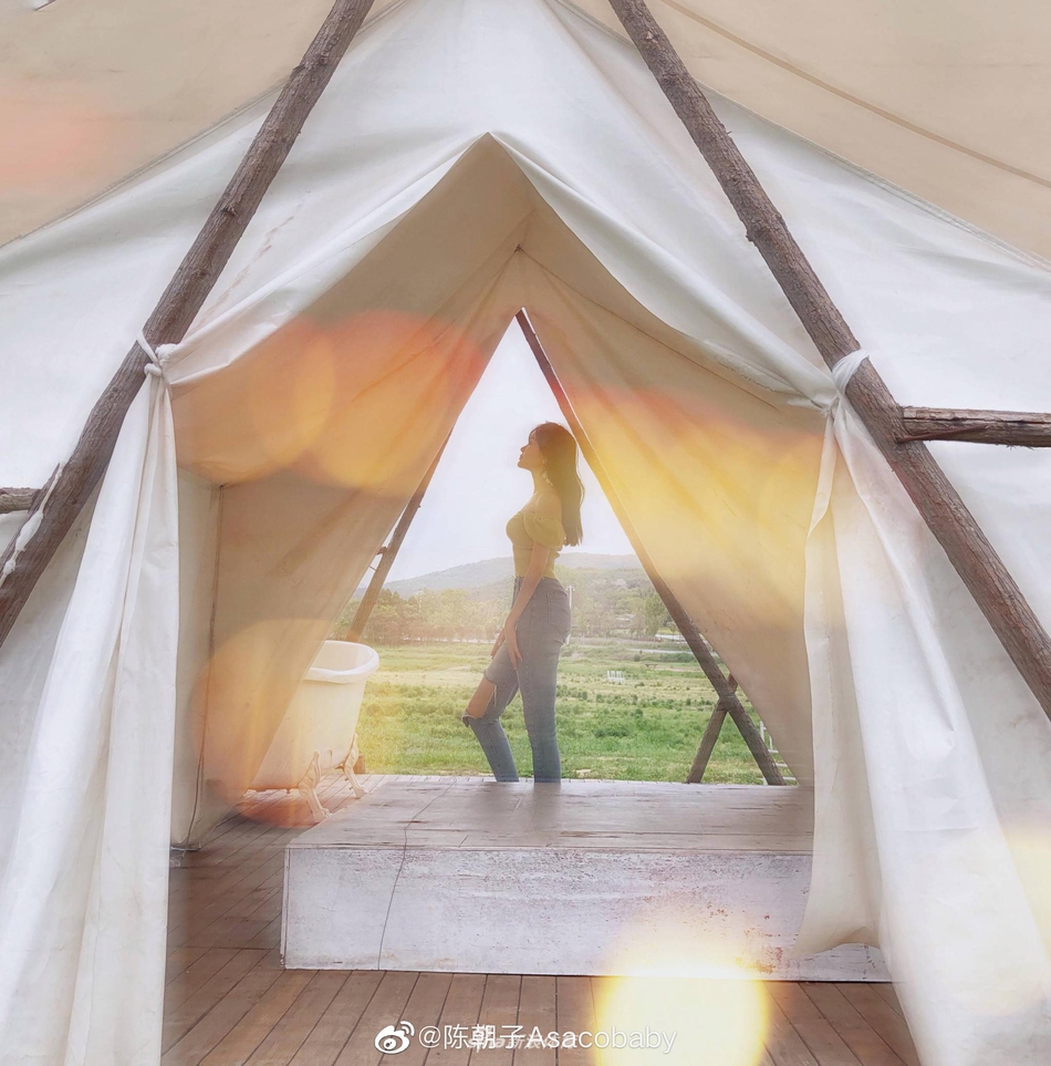 足球宝贝陈朝子春日踏青 美似精灵可爱动人