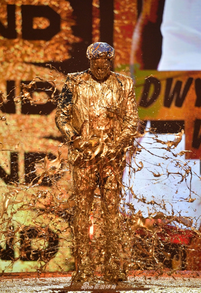 韦德获儿童运动选择奖传奇奖 秒变金人