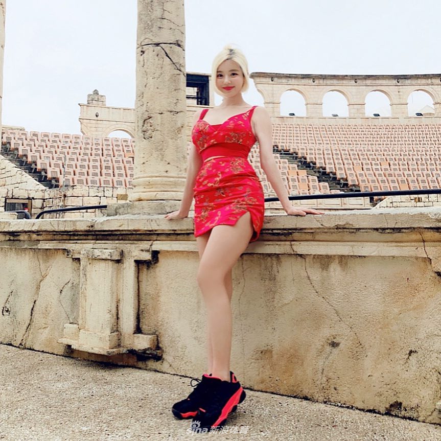 超红AJ女神送新春祝福 穿旗袍秀火辣娇躯