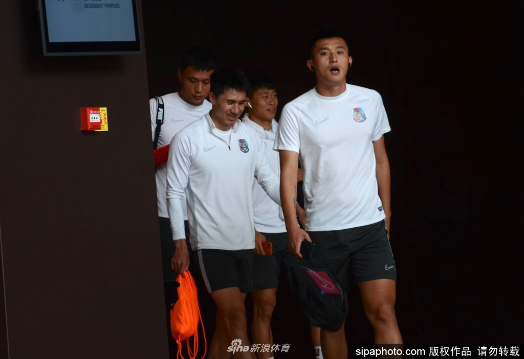 申花旧将随青岛黄海现身酒店 外援友好为球迷签名合影