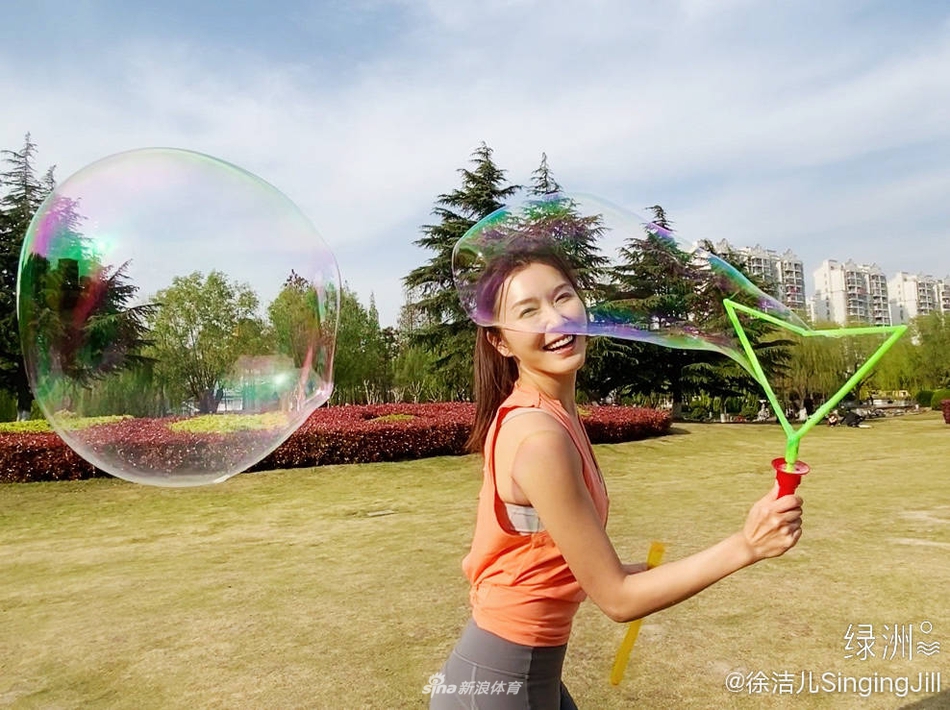 美女演员徐洁儿颠覆形象 与姐妹一起练拳击