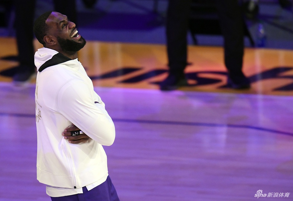 湖人总冠军戒指颁奖仪式 詹姆斯戴大钻戒笑开花