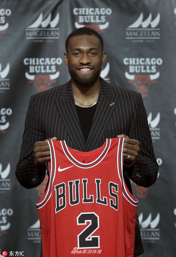 公牛队新援帕克正式亮相 新赛季穿2号