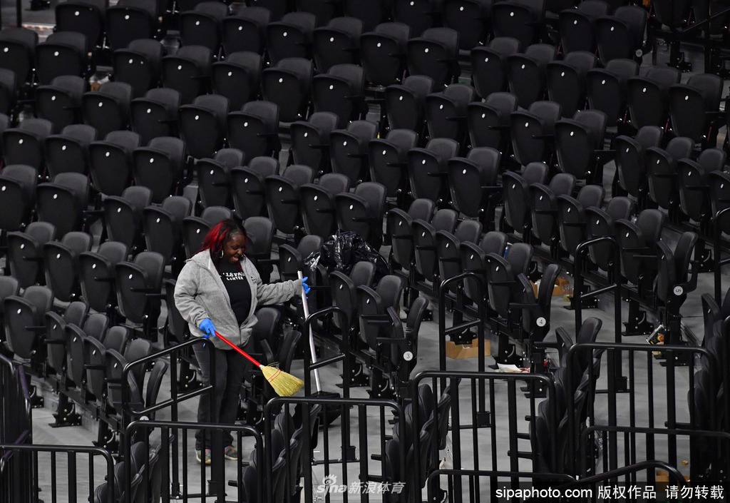 疫情袭击NBA！球员用消毒液洗手 球迷开始戴口罩