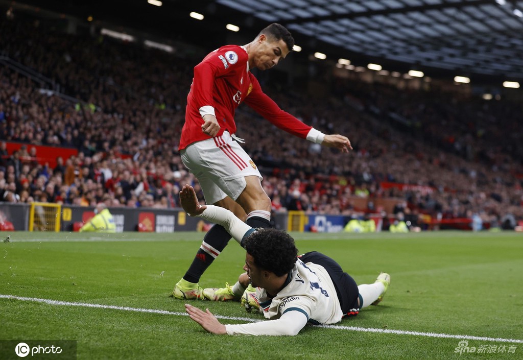 失去理智!C罗三脚踢人泄愤吃黄牌