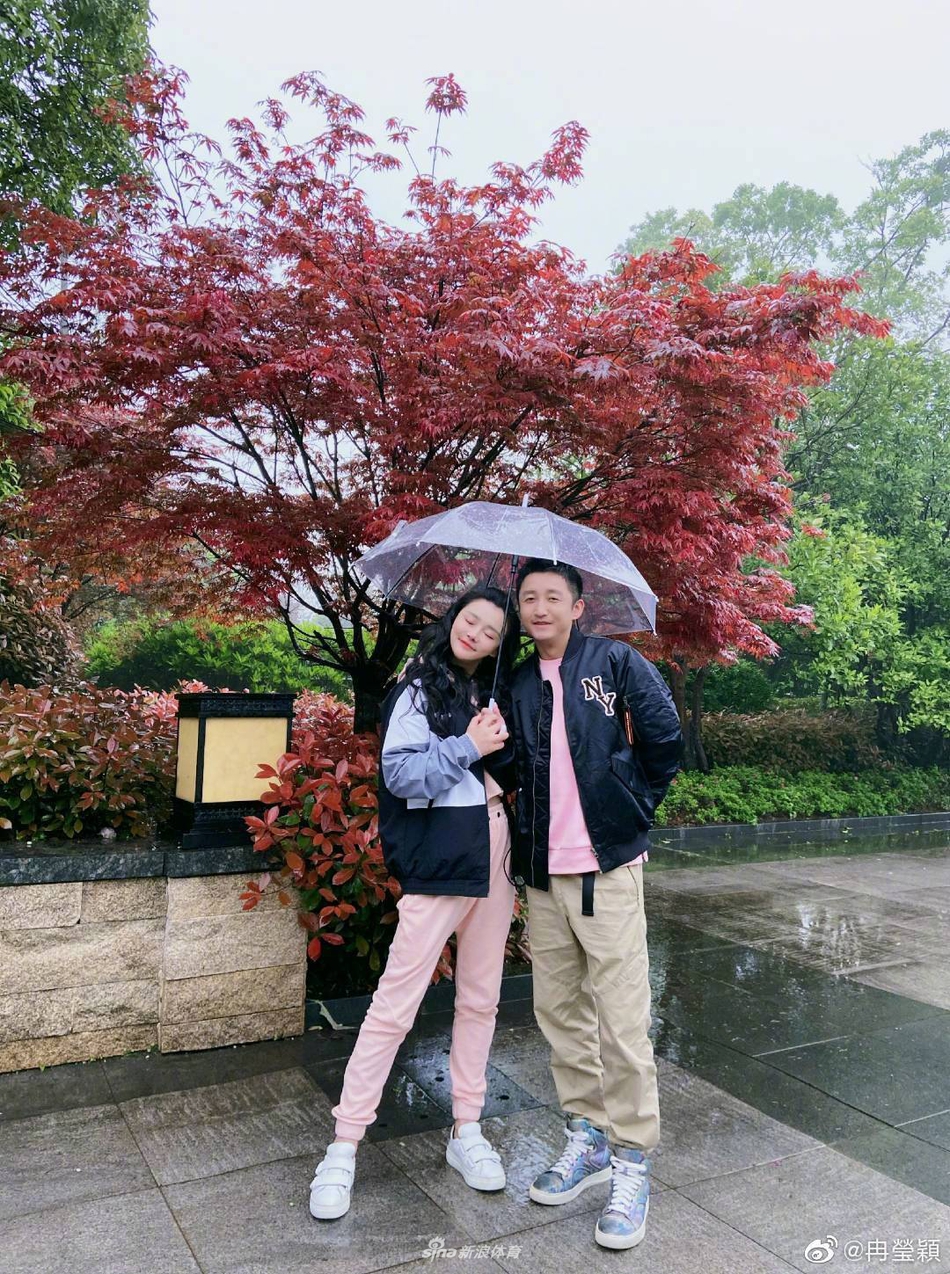 冉莹颖示爱邹市明 黑白情侣装太甜蜜