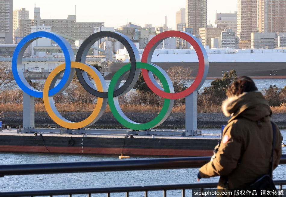 奥运五环标志继续在东京台场海滨公园展出