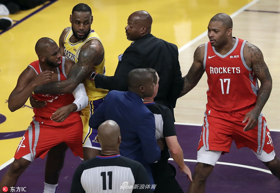 保罗被詹姆斯死死拉住