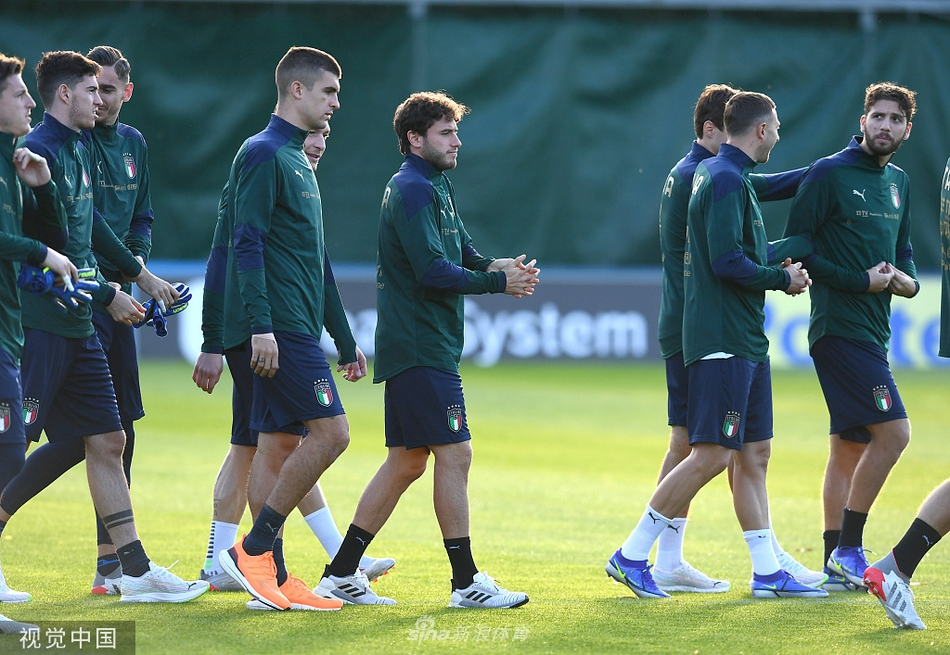 意大利队训练备战 全队拍摄大合影留念