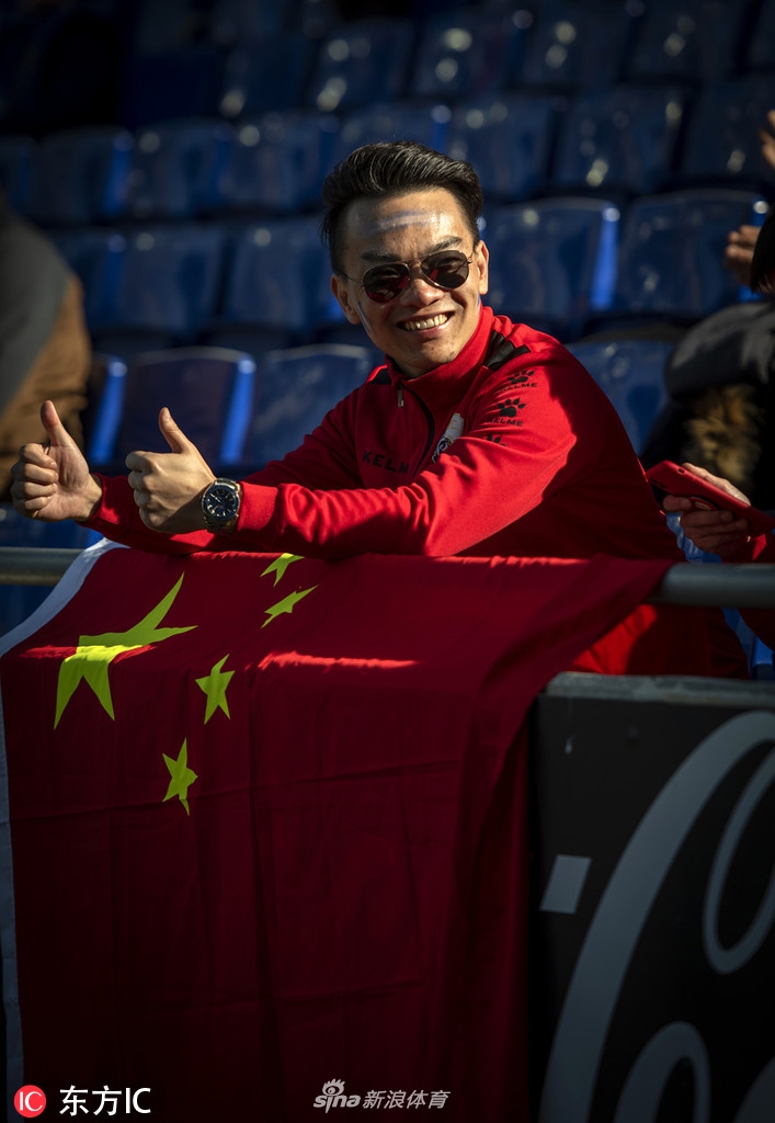 中国球迷现场为武磊助威