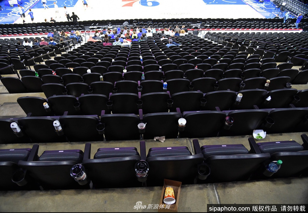 疫情袭击NBA！球员用消毒液洗手 球迷开始戴口罩