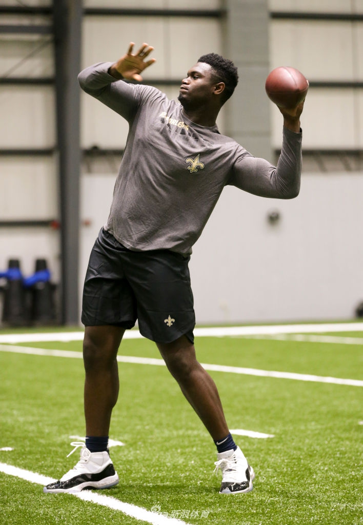 NBA状元秀锡安拜访NFL圣徒队 他打橄榄球也是一员猛将