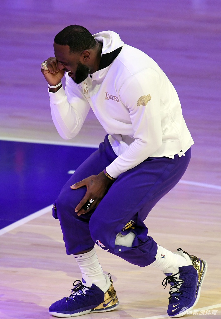 湖人总冠军戒指颁奖仪式 詹姆斯戴大钻戒笑开花