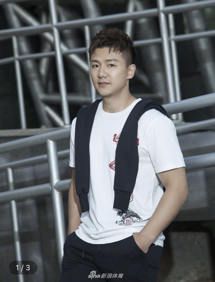 陈一冰绿洲晒存图 身穿白t阳光帅气