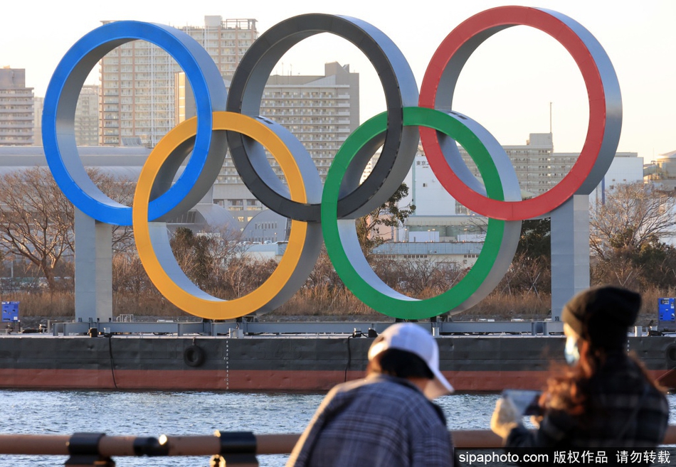 奥运五环标志继续在东京台场海滨公园展出
