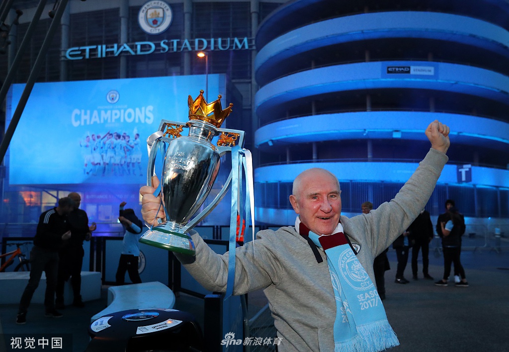 蓝色欢乐海洋！曼城夺冠球迷自发集体庆祝