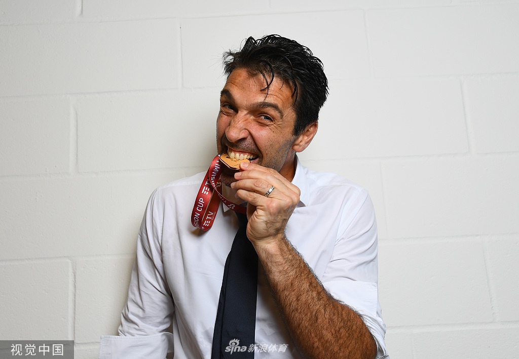 尤文更衣室庆祝拍摄写真 C罗亲吻冠军奖牌