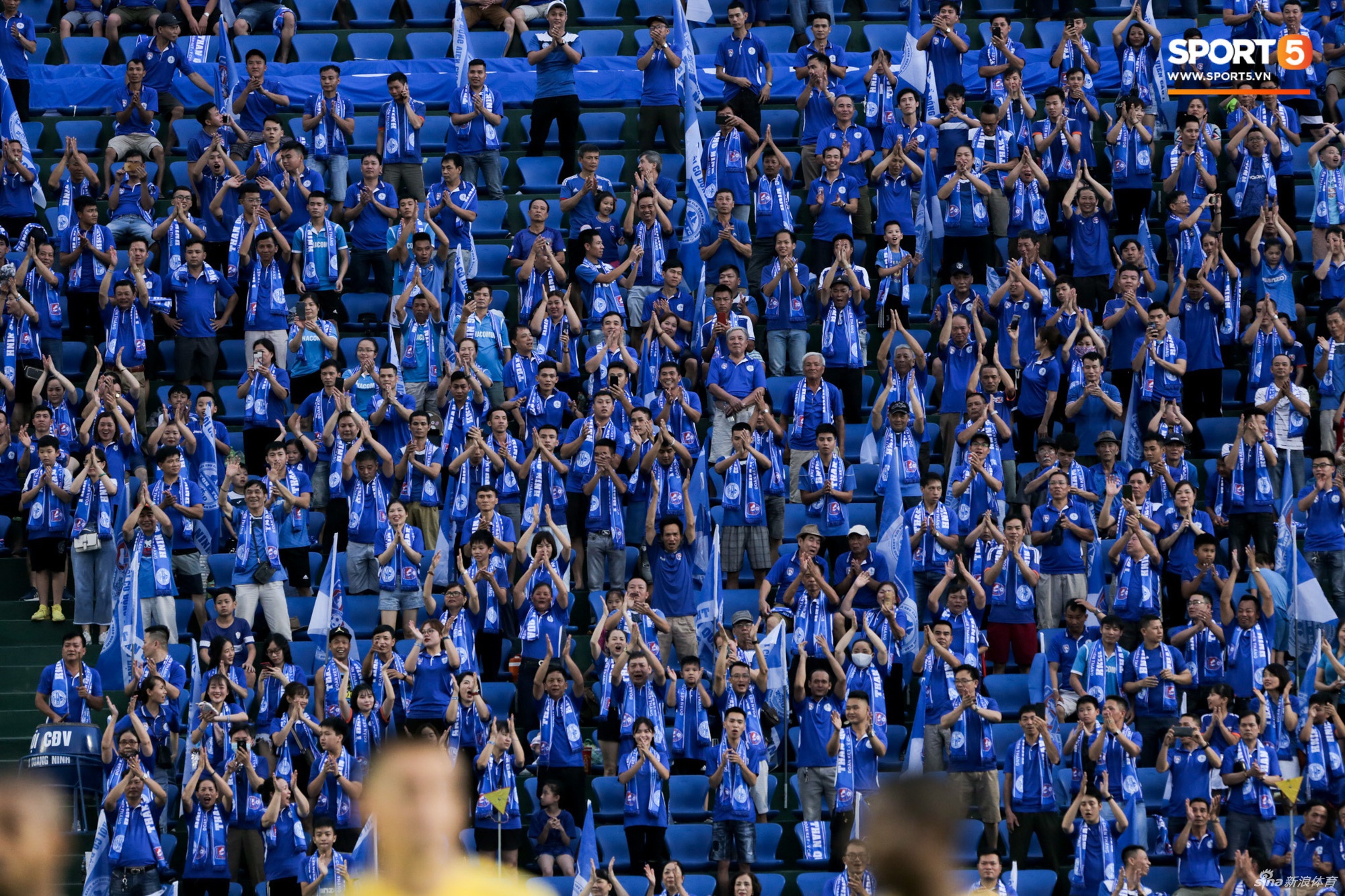 越南足球联赛重启允许球迷回归 戴口罩者寥寥无几