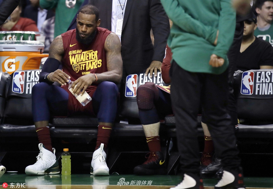 带不动球队王者变青铜 双眼空洞的詹皇