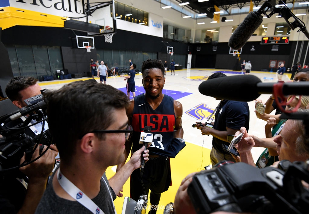 美国男篮征用湖人训练馆 NBA鞋王到了国家队依旧让人馋哭了