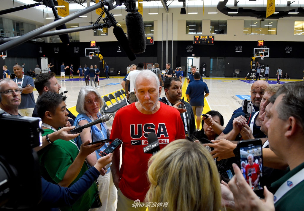 美国男篮训练库兹马成焦点 德罗赞+追梦场边打气