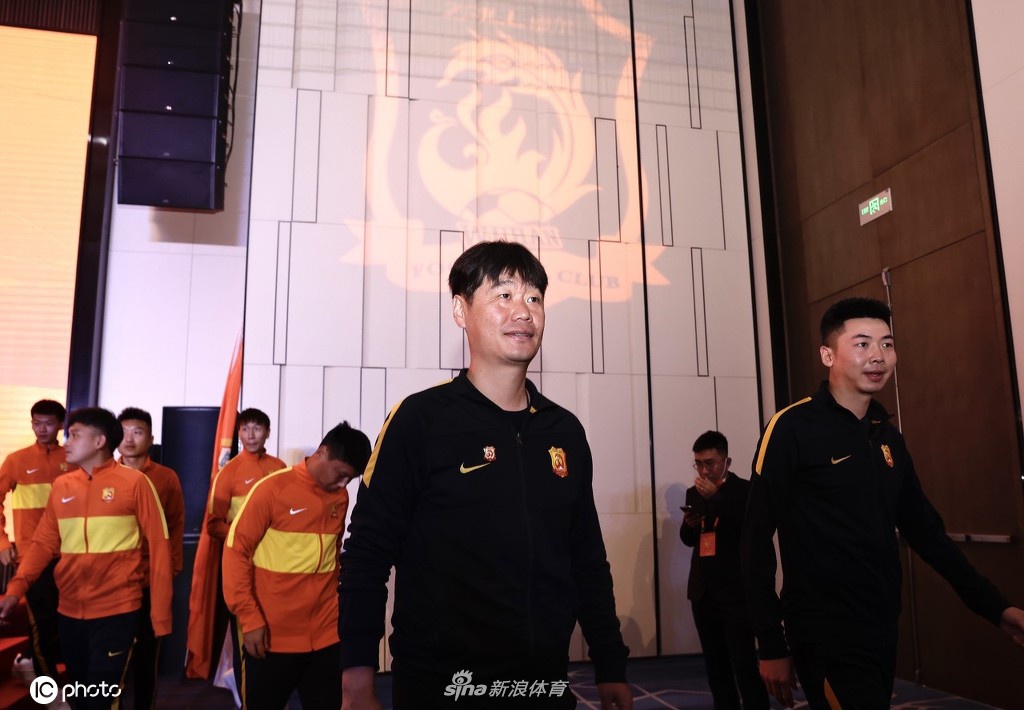 中超武汉队新赛季出征仪式 李霄鹏引领众人
